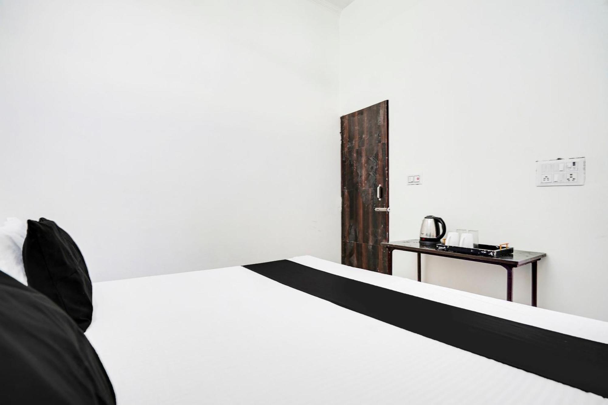Hotel O The Moon Bareilly Exteriör bild