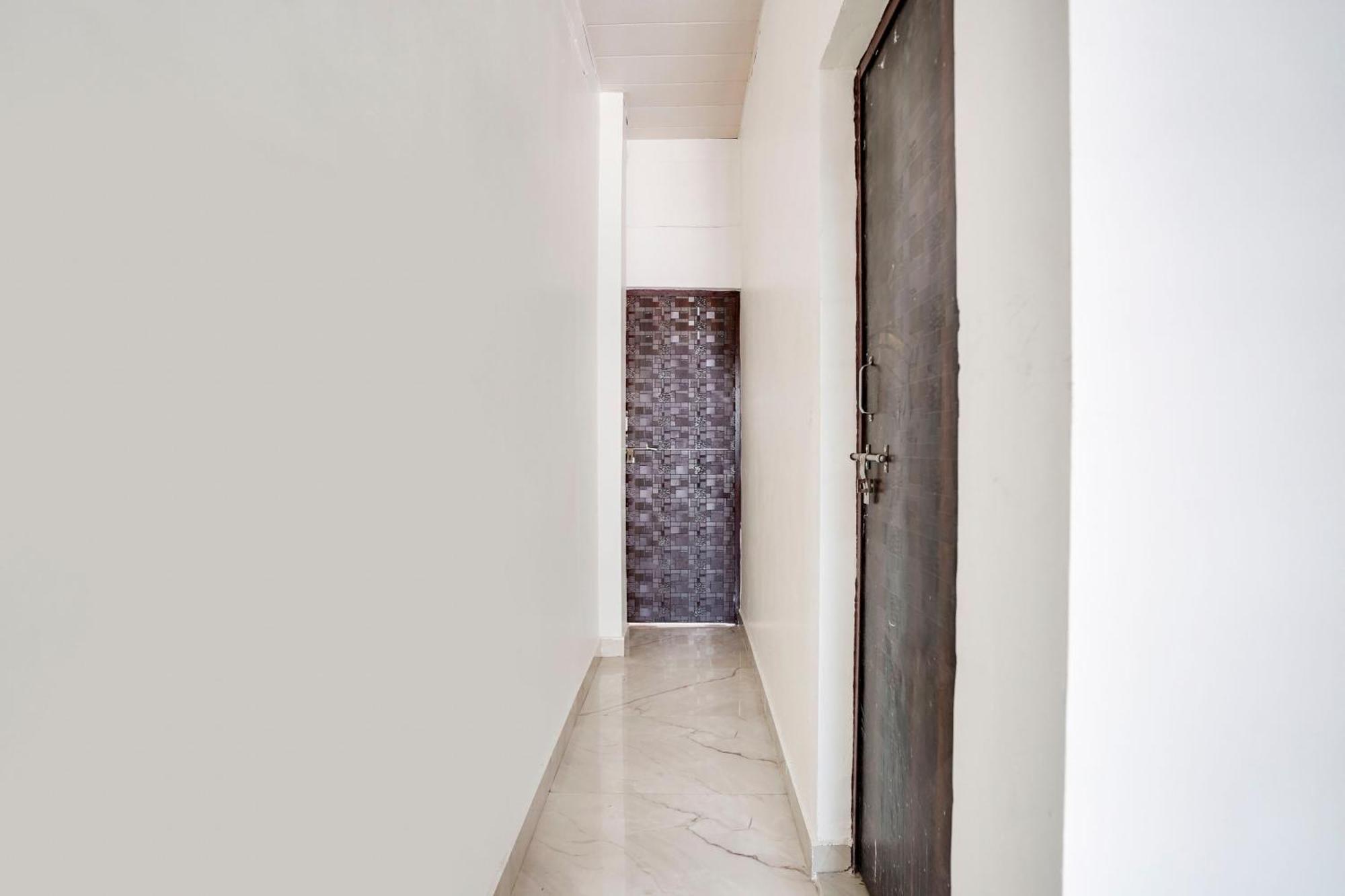 Hotel O The Moon Bareilly Exteriör bild