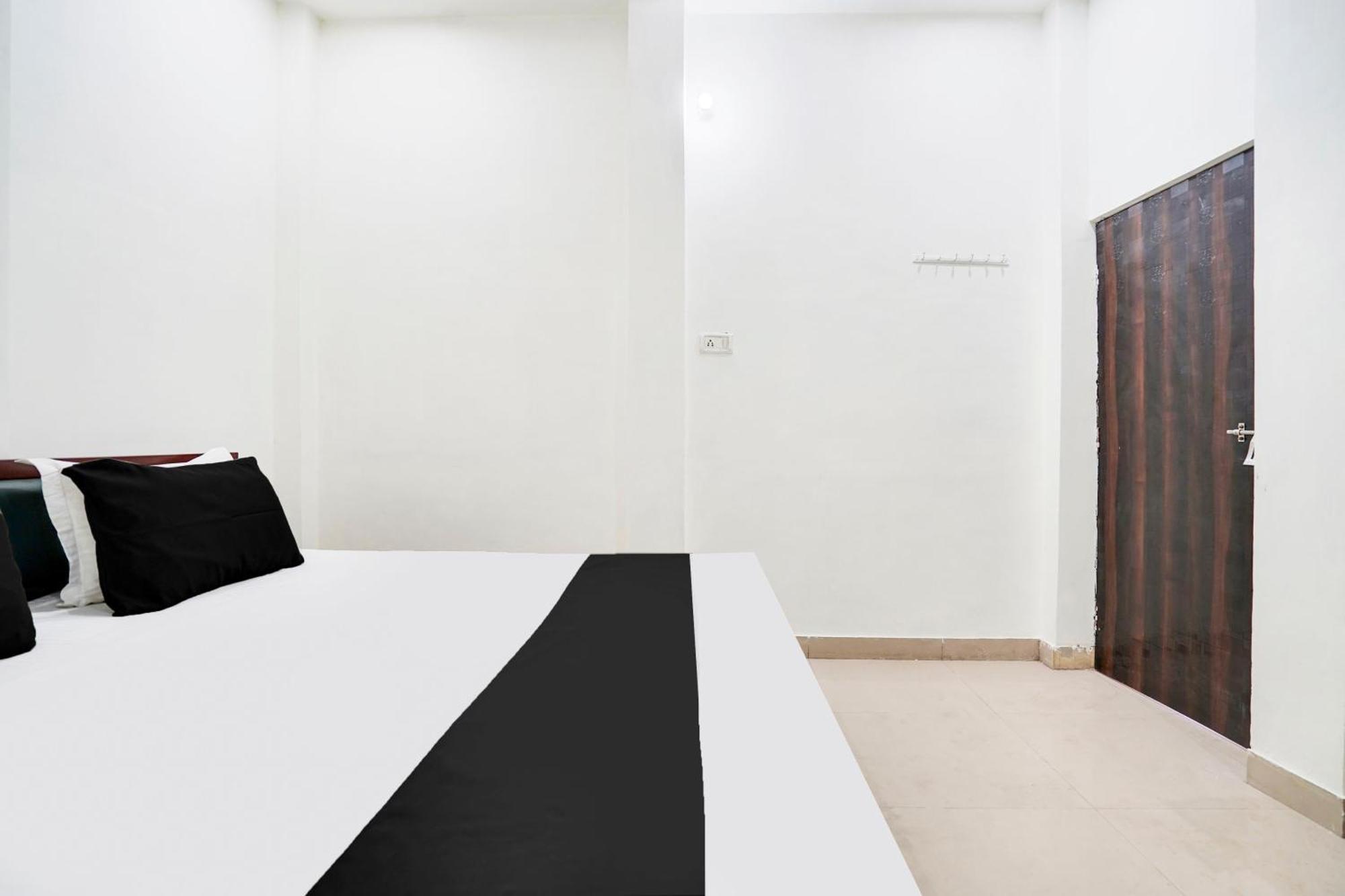 Hotel O The Moon Bareilly Exteriör bild