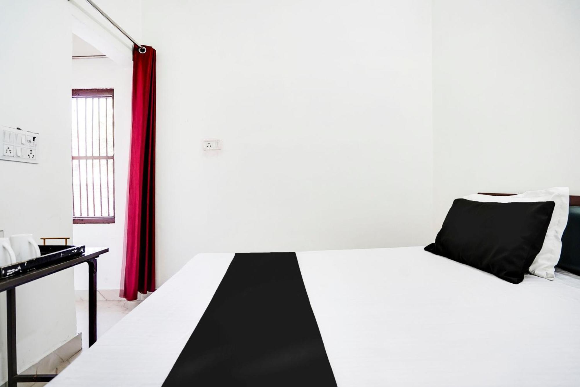 Hotel O The Moon Bareilly Exteriör bild
