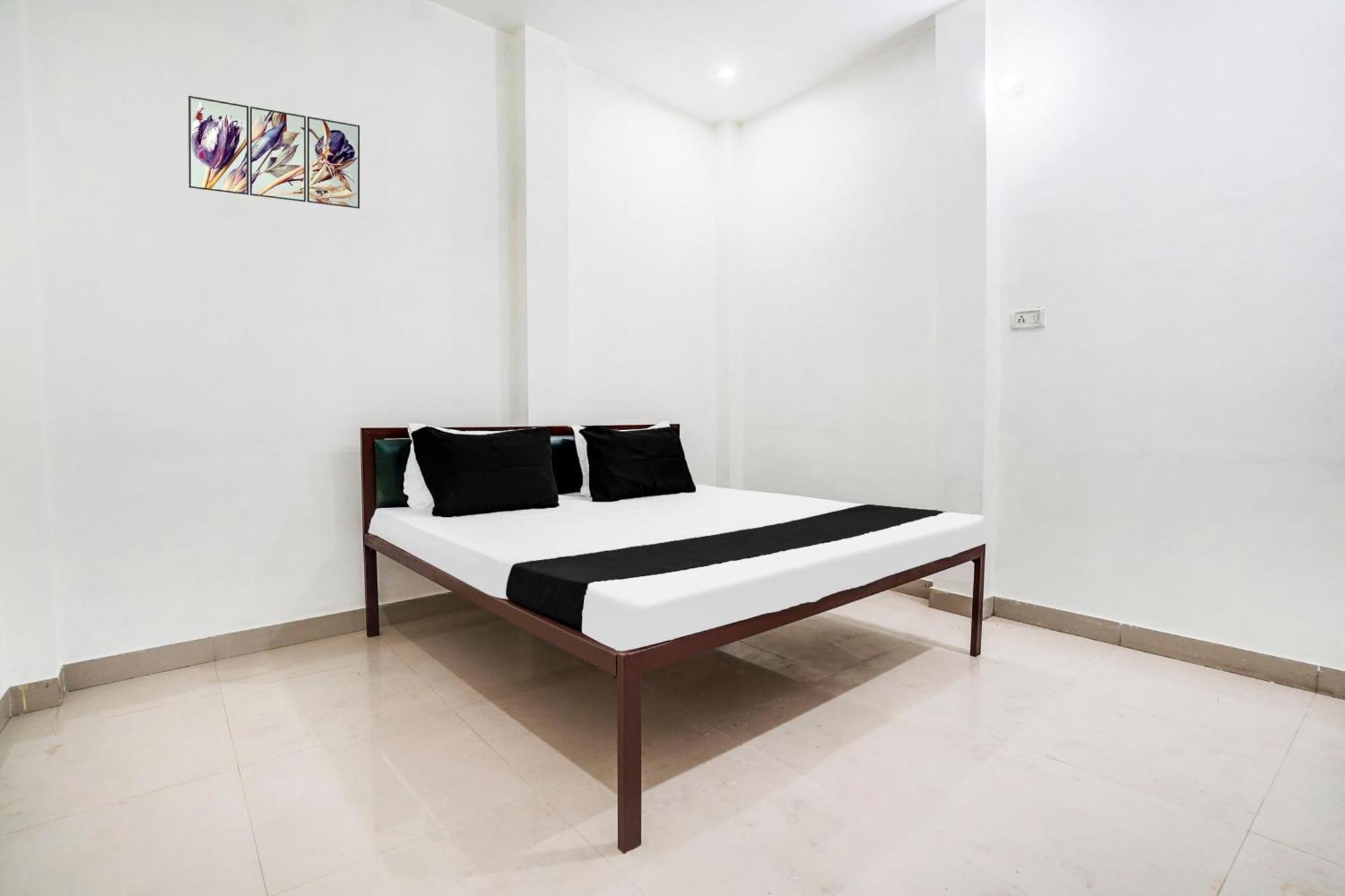 Hotel O The Moon Bareilly Exteriör bild
