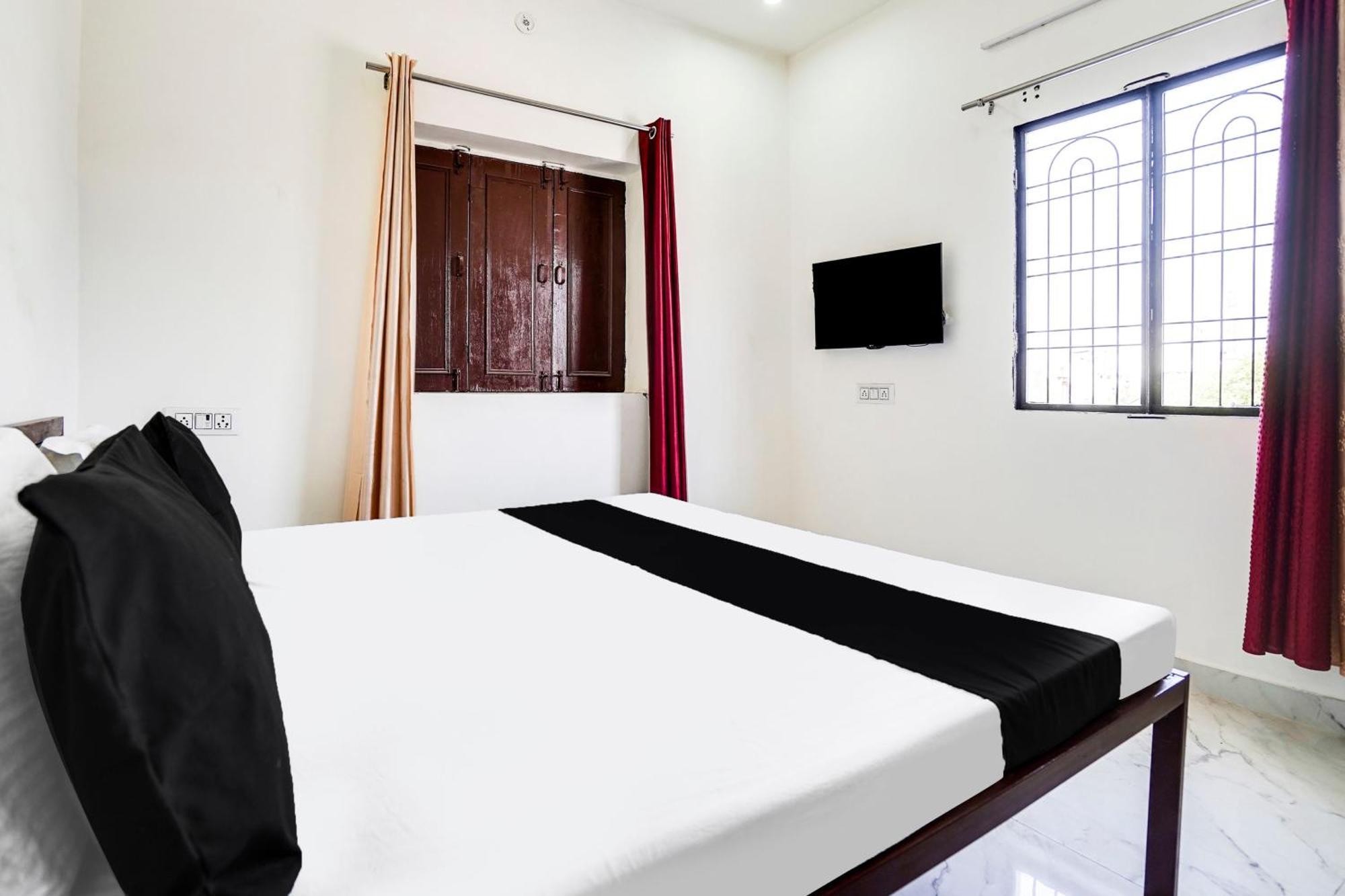 Hotel O The Moon Bareilly Exteriör bild