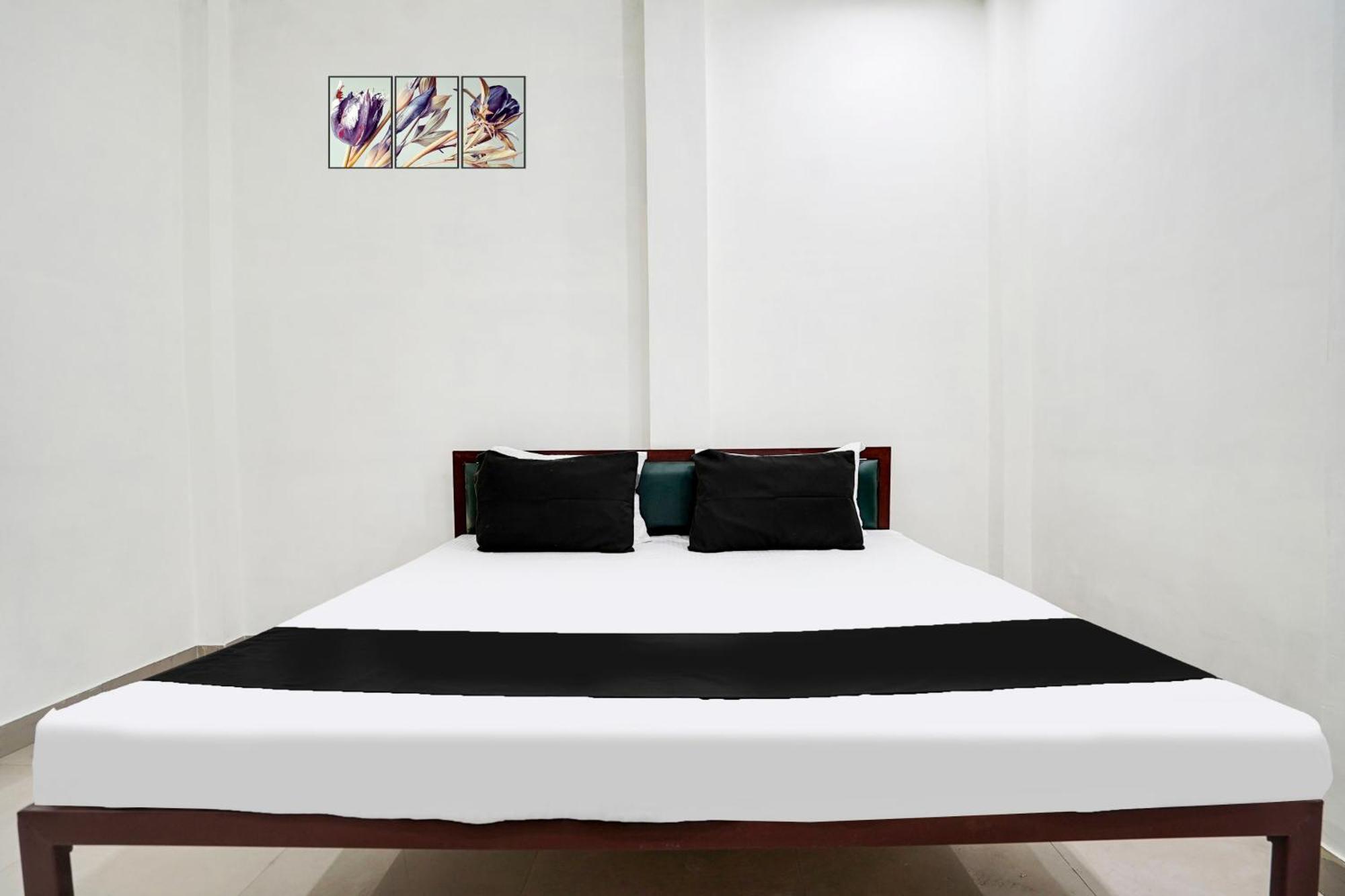 Hotel O The Moon Bareilly Exteriör bild