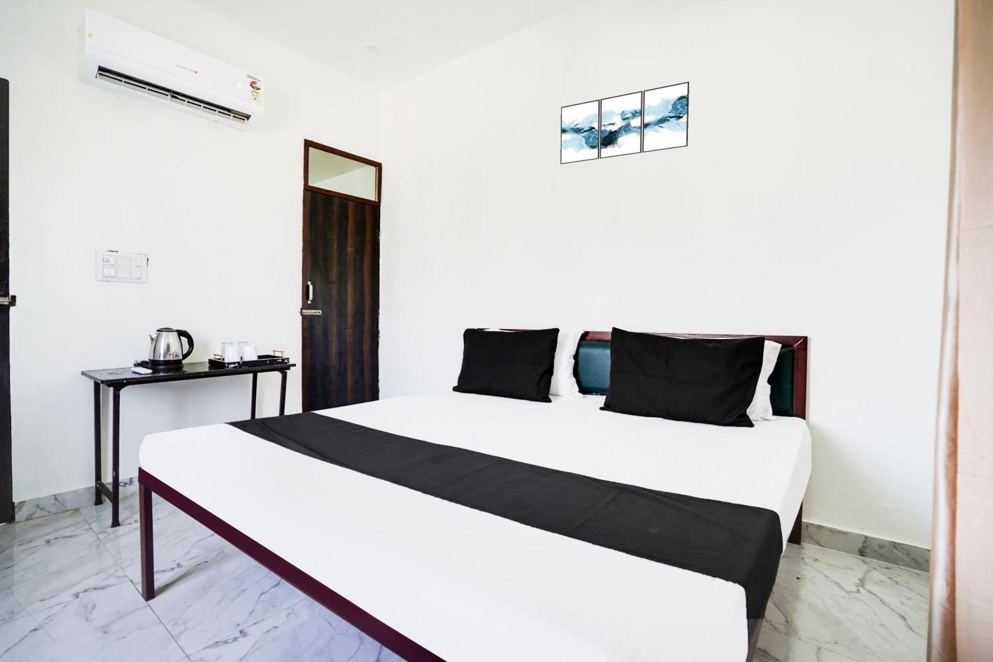 Hotel O The Moon Bareilly Exteriör bild
