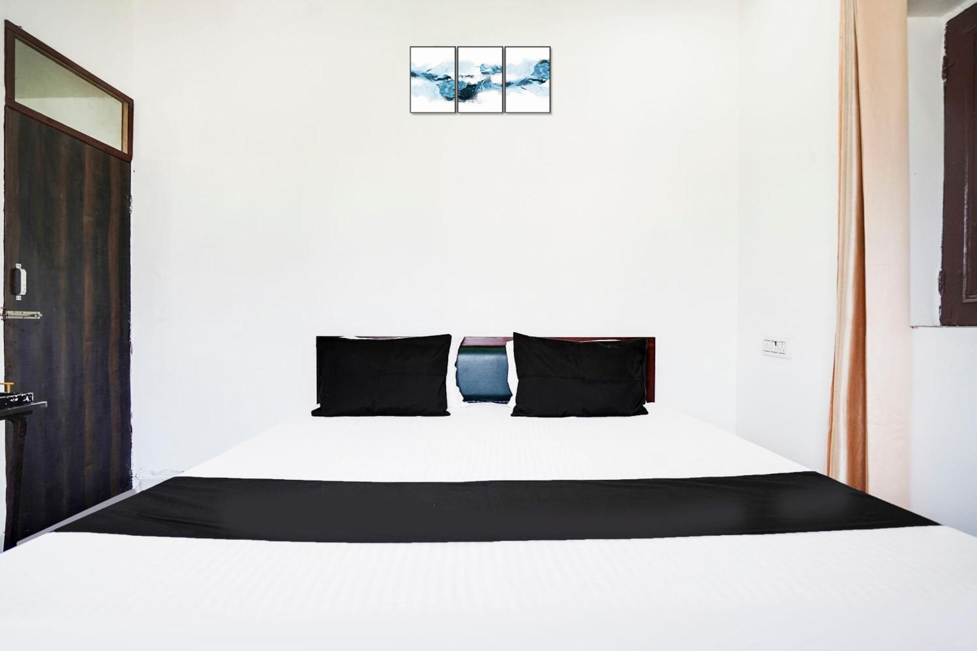 Hotel O The Moon Bareilly Exteriör bild