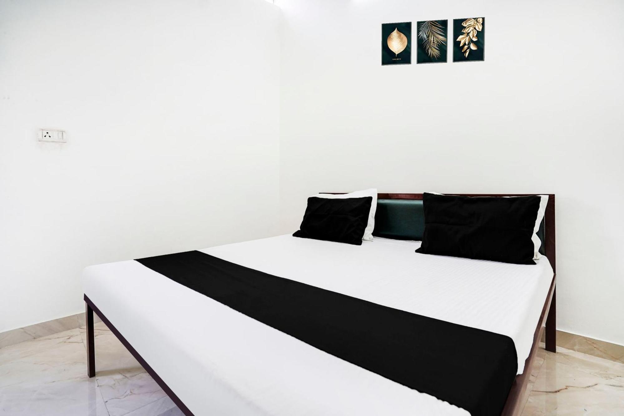 Hotel O The Moon Bareilly Exteriör bild