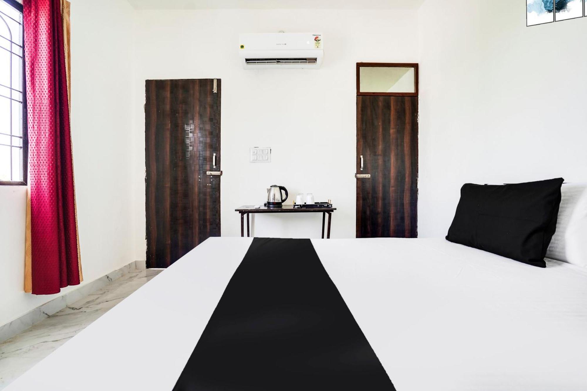 Hotel O The Moon Bareilly Exteriör bild