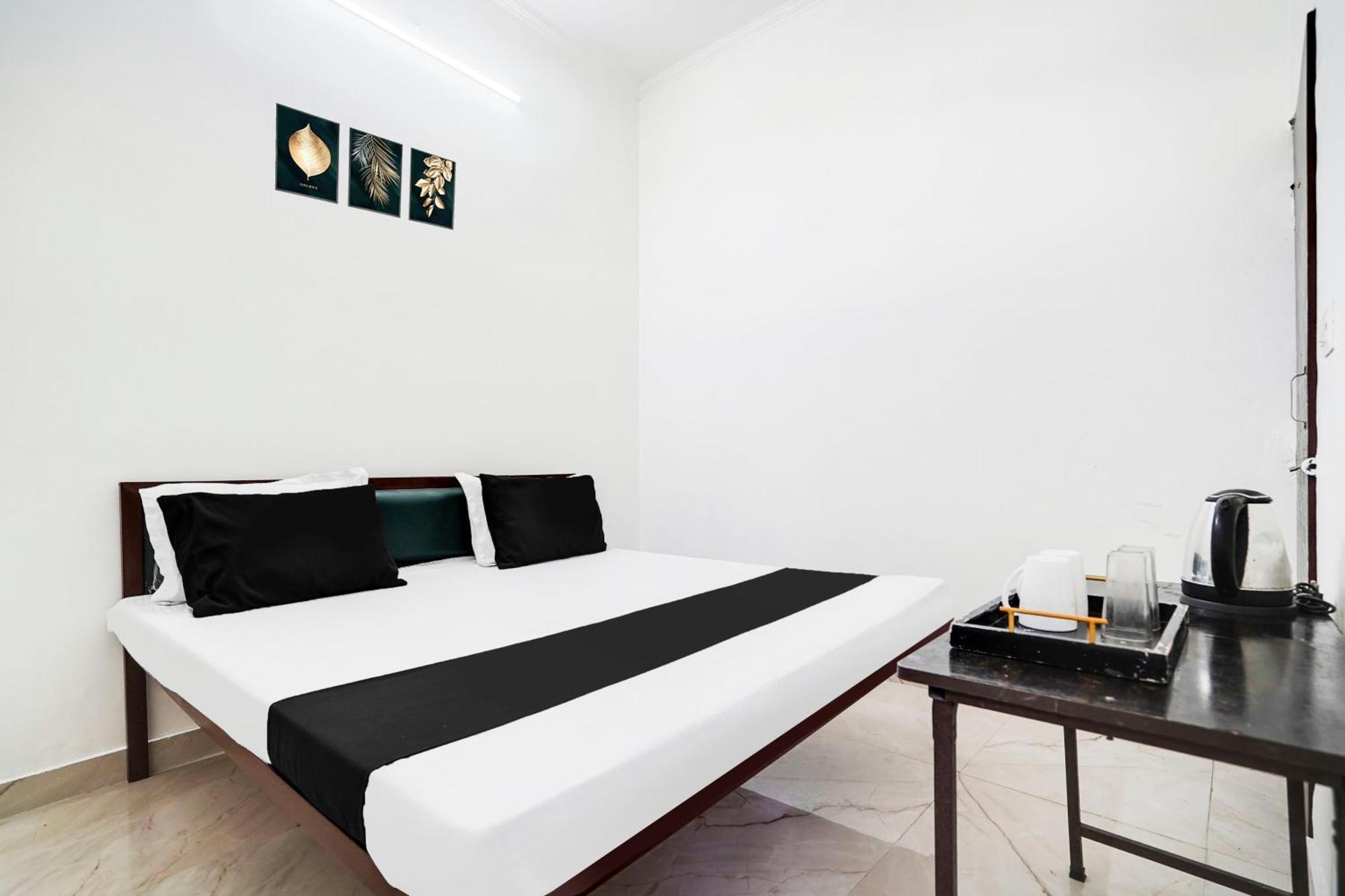 Hotel O The Moon Bareilly Exteriör bild
