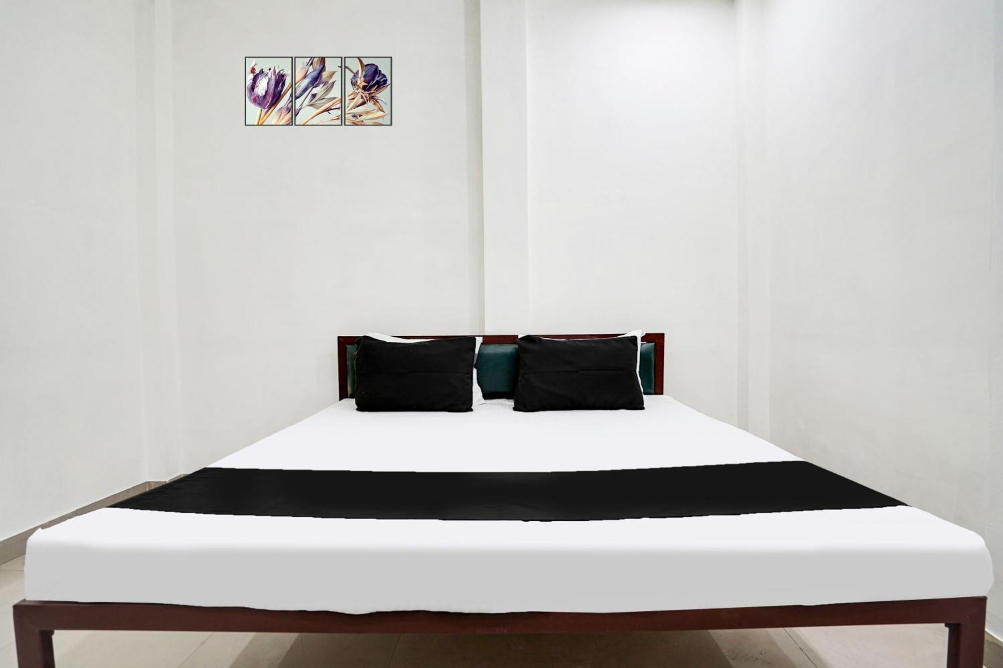 Hotel O The Moon Bareilly Exteriör bild