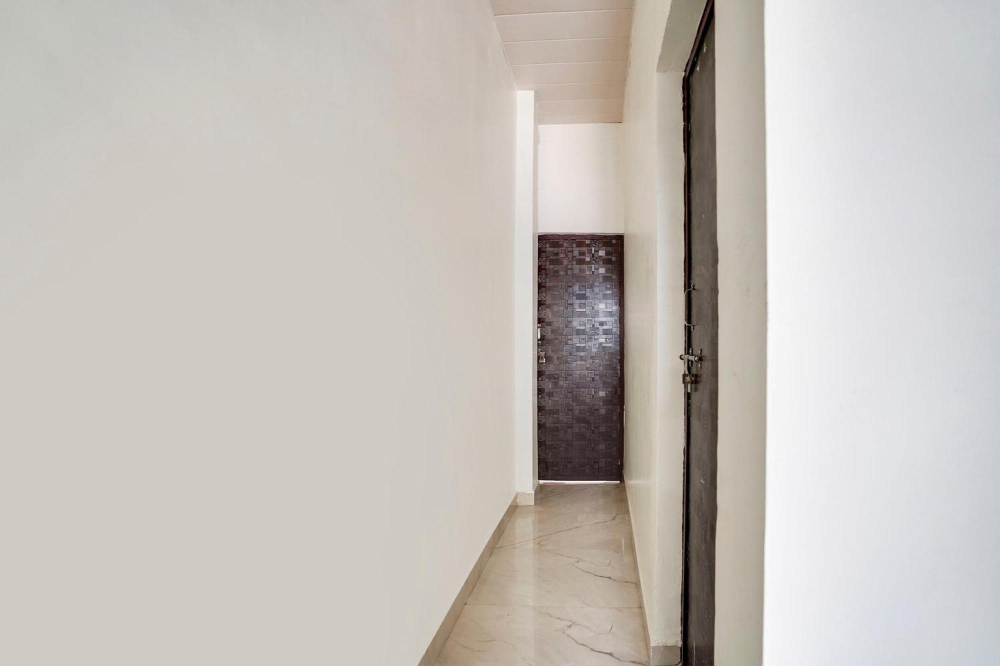 Hotel O The Moon Bareilly Exteriör bild